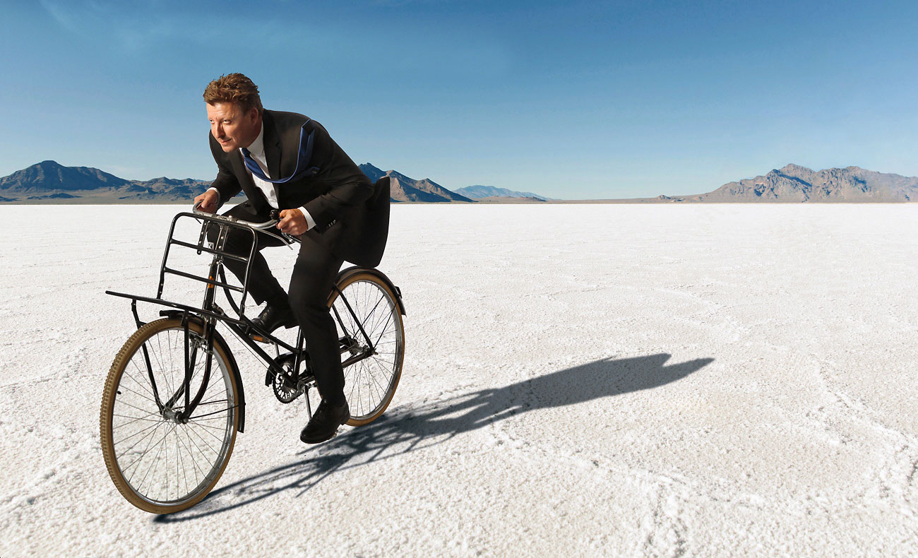 alternative Businessfotografie Mann auf Fahrrad